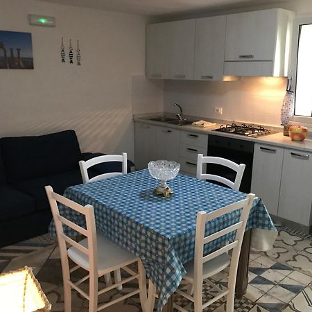 Villa Ceni - Appartamenti Con Camere, Cucina, Wc E Terrazza Sul Mare In Villa Con Piscina, Giardino E Parcheggio 马里内拉 外观 照片