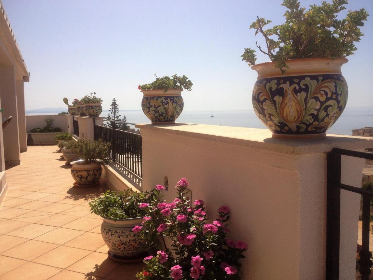 Villa Ceni - Appartamenti Con Camere, Cucina, Wc E Terrazza Sul Mare In Villa Con Piscina, Giardino E Parcheggio 马里内拉 外观 照片