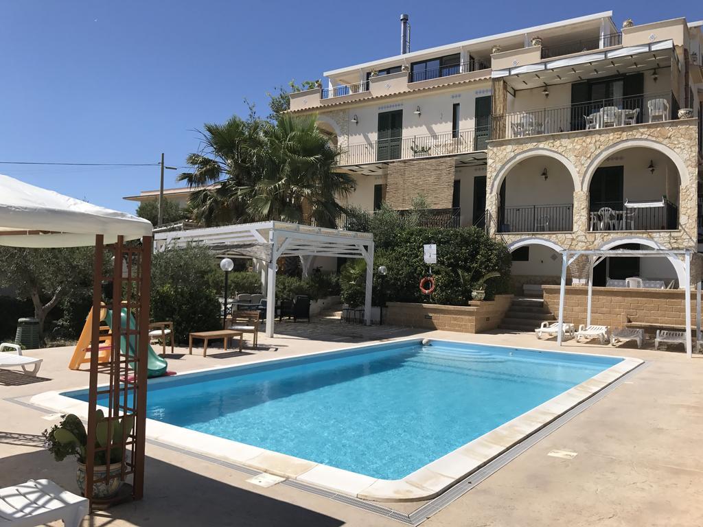 Villa Ceni - Appartamenti Con Camere, Cucina, Wc E Terrazza Sul Mare In Villa Con Piscina, Giardino E Parcheggio 马里内拉 外观 照片