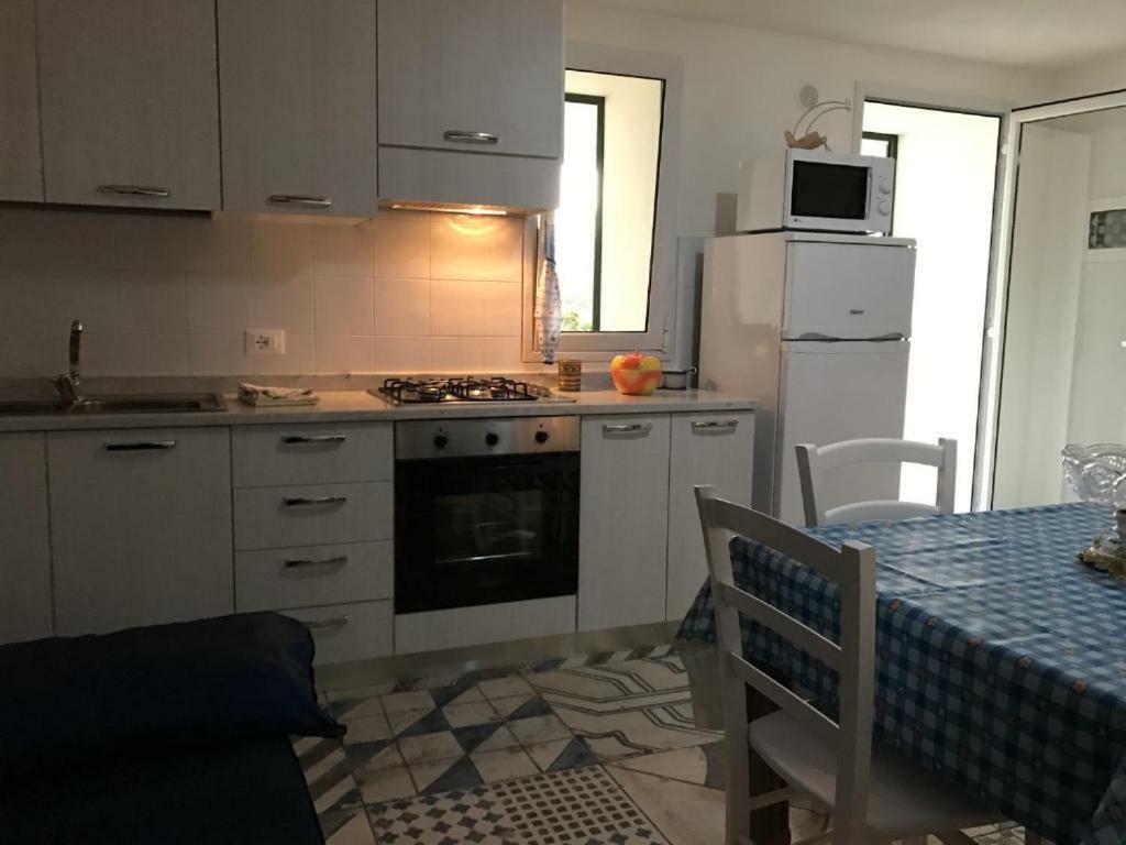 Villa Ceni - Appartamenti Con Camere, Cucina, Wc E Terrazza Sul Mare In Villa Con Piscina, Giardino E Parcheggio 马里内拉 外观 照片