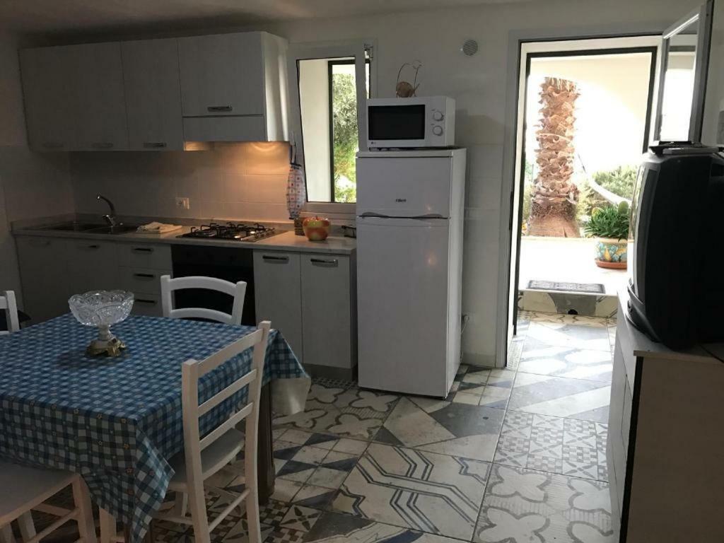 Villa Ceni - Appartamenti Con Camere, Cucina, Wc E Terrazza Sul Mare In Villa Con Piscina, Giardino E Parcheggio 马里内拉 外观 照片