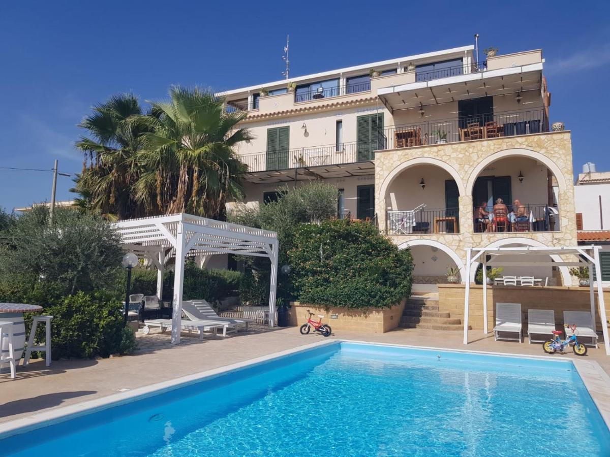 Villa Ceni - Appartamenti Con Camere, Cucina, Wc E Terrazza Sul Mare In Villa Con Piscina, Giardino E Parcheggio 马里内拉 外观 照片
